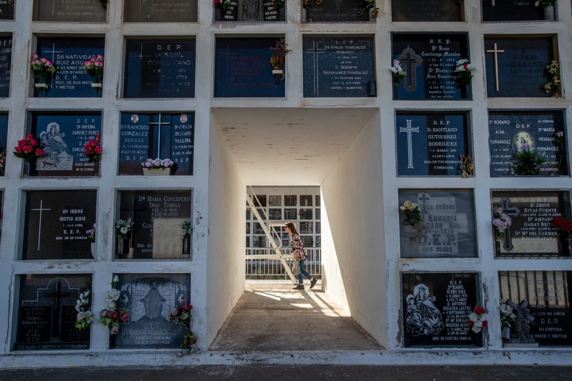 El Día de Todos los Santos las familias acuden a los cementerios para recordar a sus difuntos. Las lápidas lucen relucientes y se llenan de flores. Fieles a la tradición, los cántabros honran a sus difuntos en los cementerios de toda la región. En la fotografía, Ciriego preparado para esa jornada.