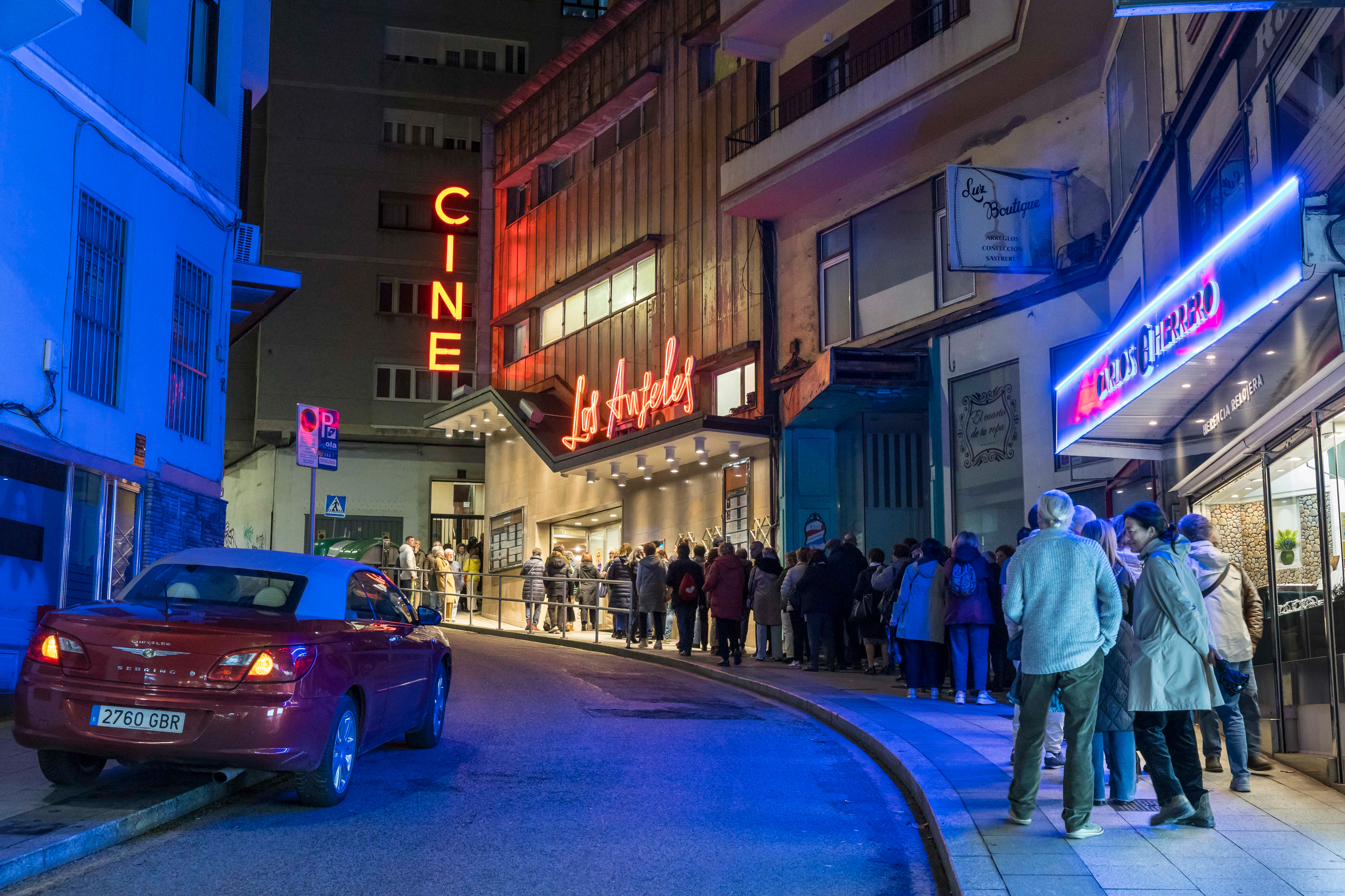 Los Ángeles es la única sala de cine que queda en el centro de Santander. Y algunos días se llena, sobre todo si hay un estreno. En esta ocasión, la fila la provocaba la última película de Clint Eastwood 'Jurado Nº 2'. La fotografía destaca por su ambiente y colorido.