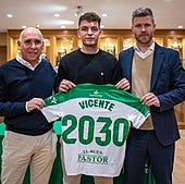 Íñigo Vicente, flanqueado por Manolo Higuera y Mikel Martija en la sede social del Racing