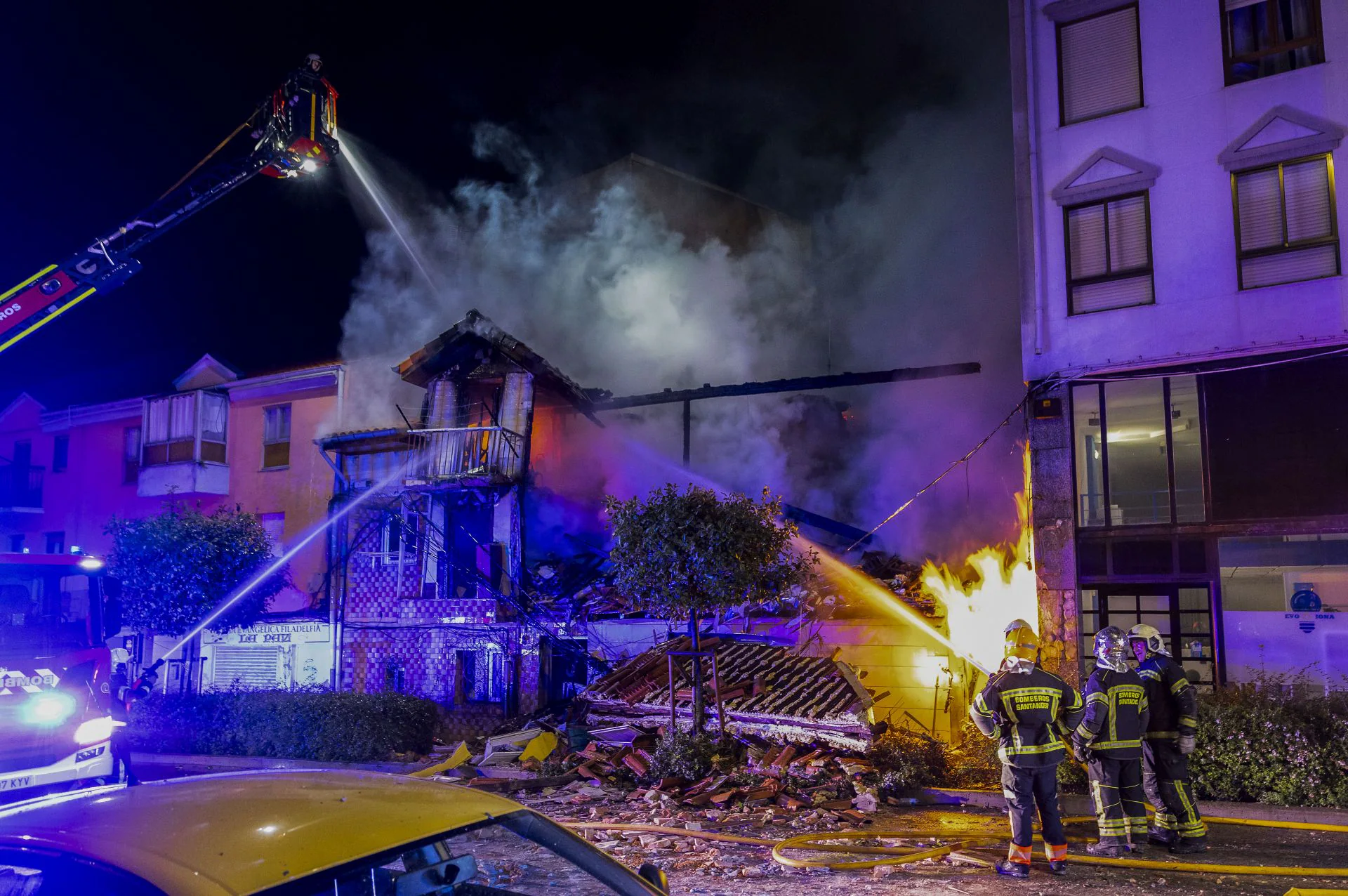 Tres muertos y trece heridos se llevó por delante la voladura y derrumbe de un edificio en La Albericia de Santander. Los fallecidos fueron un matrimonio, cuyas hijas habían sido rescatadas por la ventana, y un vecino que residía solo. El incendio se produjo por una explosión de gas.