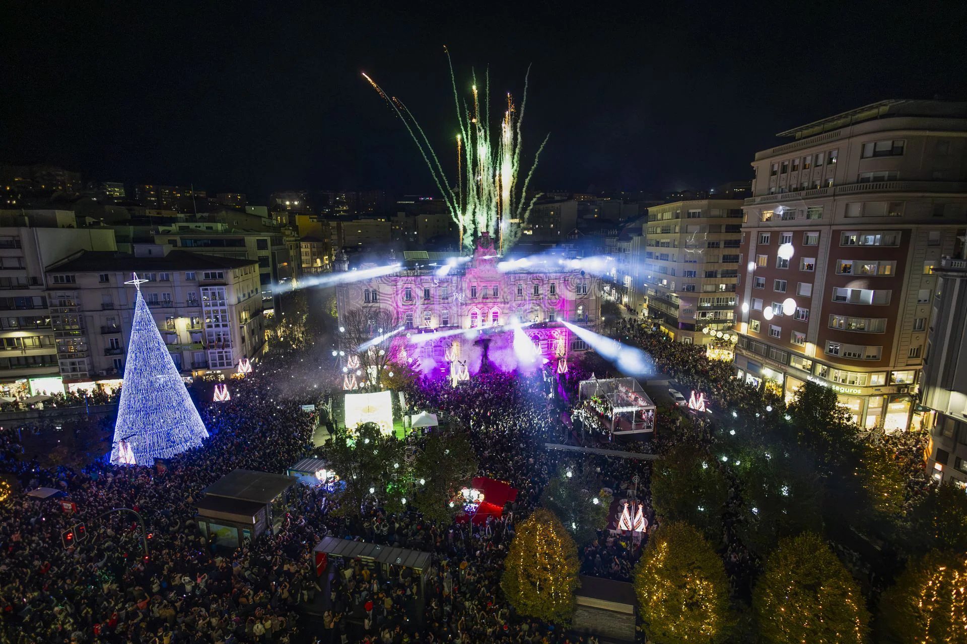 El encendido de las luces de Navidad en Santander reunió a miles de personas en la Plaza del Ayuntamiento. Más de tres millones de bombillas iluminan la ciudad.