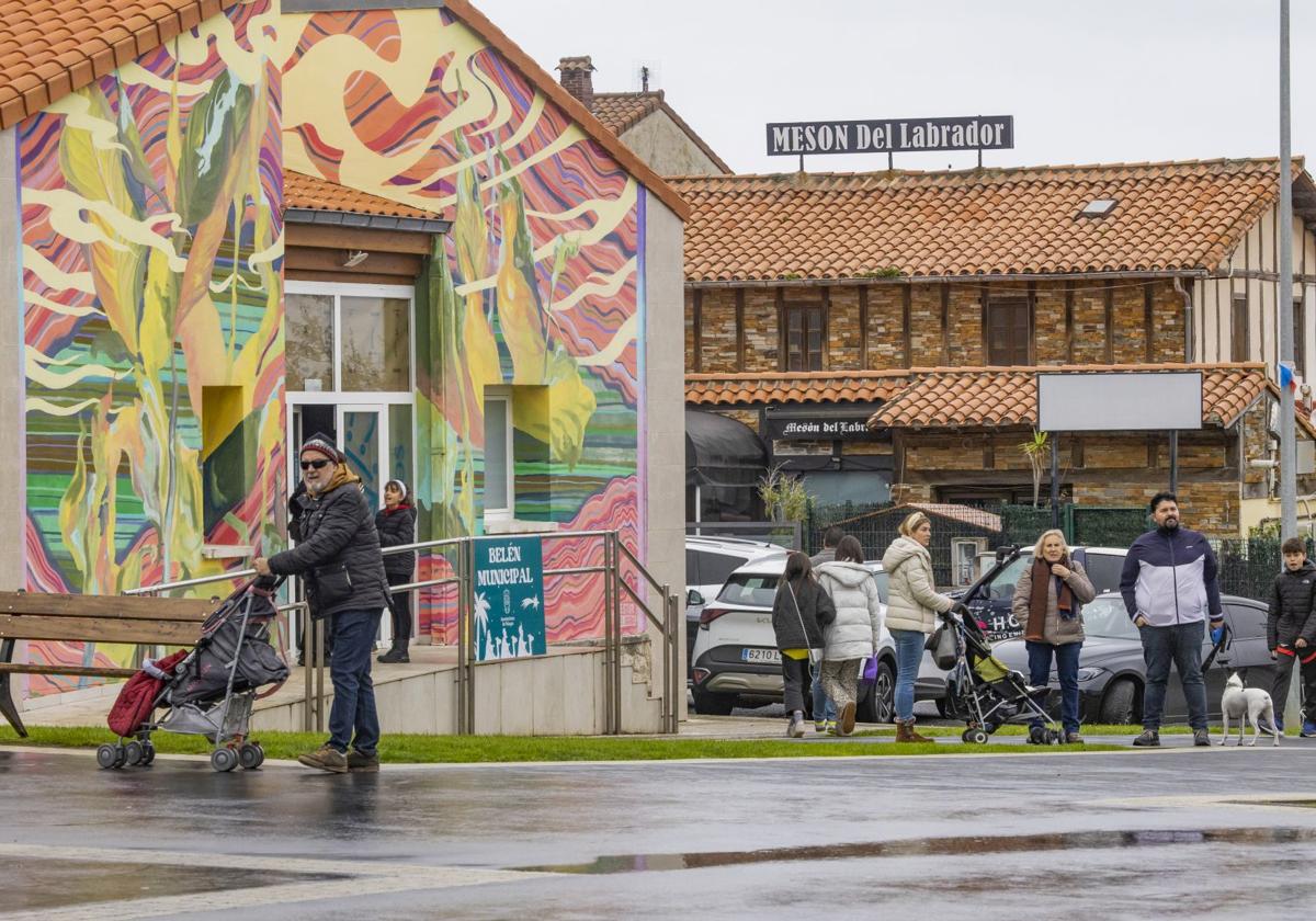 Vecinos pasean por la localidad de Liencres (Piélagos).