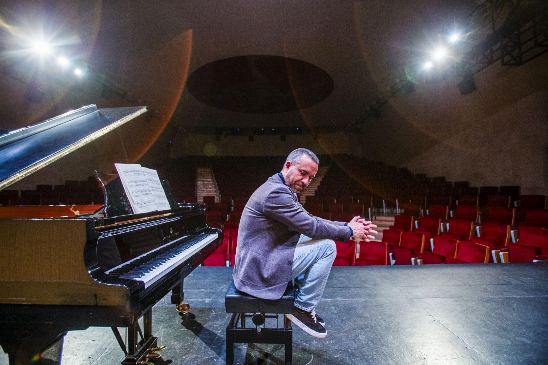 El pianista Jose Imhof, concentrado en el escenario del Palacio de Festivales, antes de ofrecer un recital con motivo de la publicación de su nuevo disco. El músico interpretó piezas de Mozart y Bach.