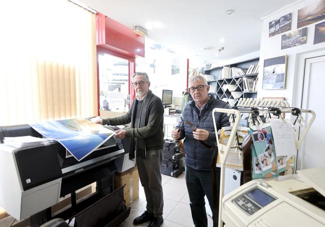 Los dos hermanos Labrador, en el laboratorio de su tienda.