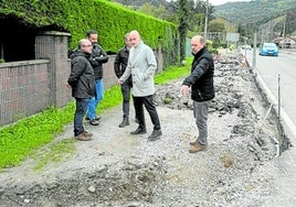 El alcalde y el edil de Obras, junto a los técnicos en la calle Galicia.