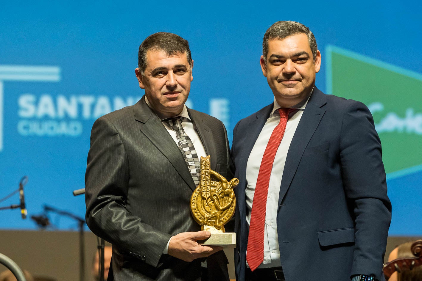 El presidente del Club Deportivo Monte, Pedro Rodríguez, con el premio al mejor club.