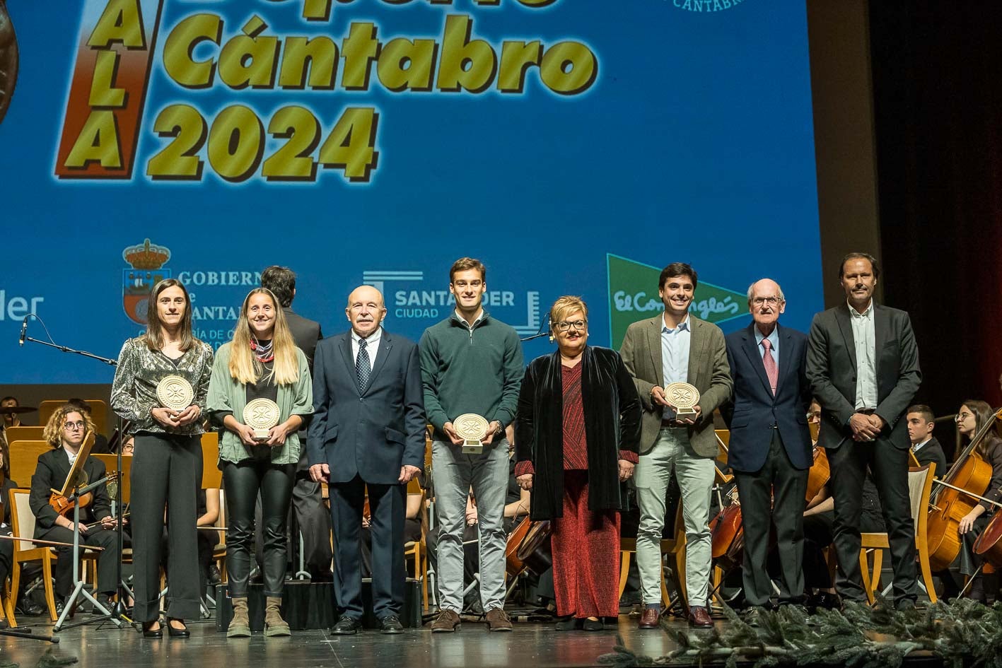 Beatriz Pérez, Patricia Álvarez, Álex Alonso y Nacho Rodríguez, representantes cántabros en las selecciones de hockey que compitieron en los Juegos, con sus distinciones. 