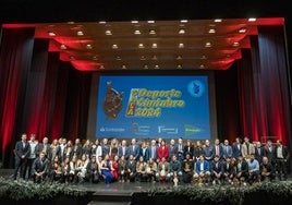 Foto de familia de todos los premiados en la gala de este jueves.