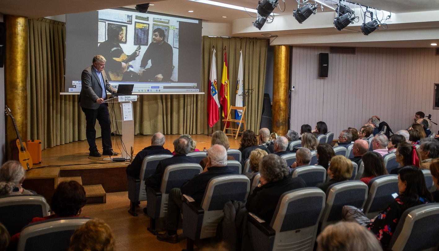 Luis Ángel Agüeros Sánchez, consejero de Economía del Gobierno de Cantabria, rememoró la relación de Chema Puente con el folclore montañés.