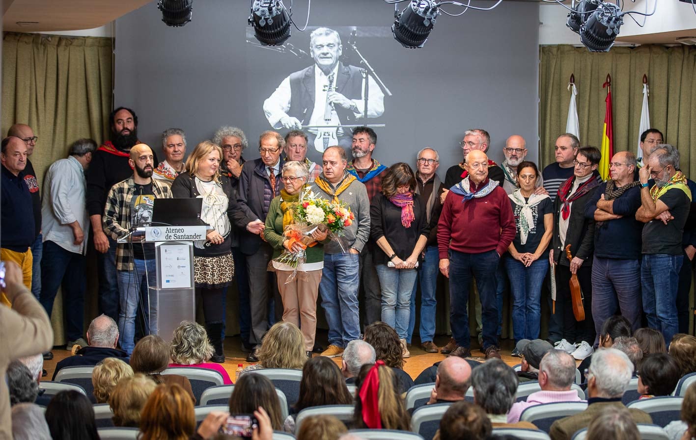 Amigos de Chema Puente rindieron un sentido homenaje al rabelista que falleció el pasado 30 de noviembre. Puente fue uno de los principales defensores del patrimonio inmaterial de Cantabria. Comprometido con su tierra y sus gentes, siempre fue elogiado por su voz «cálida, brava y sedosa» 