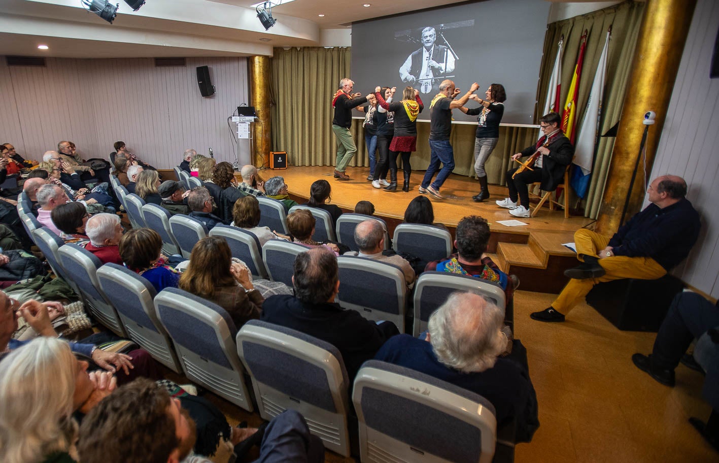 El homenaje contó con la participación de la peña de amigos de Chema Puente, llamada Parranda Pirulera que interpretó algunos de sus temas.