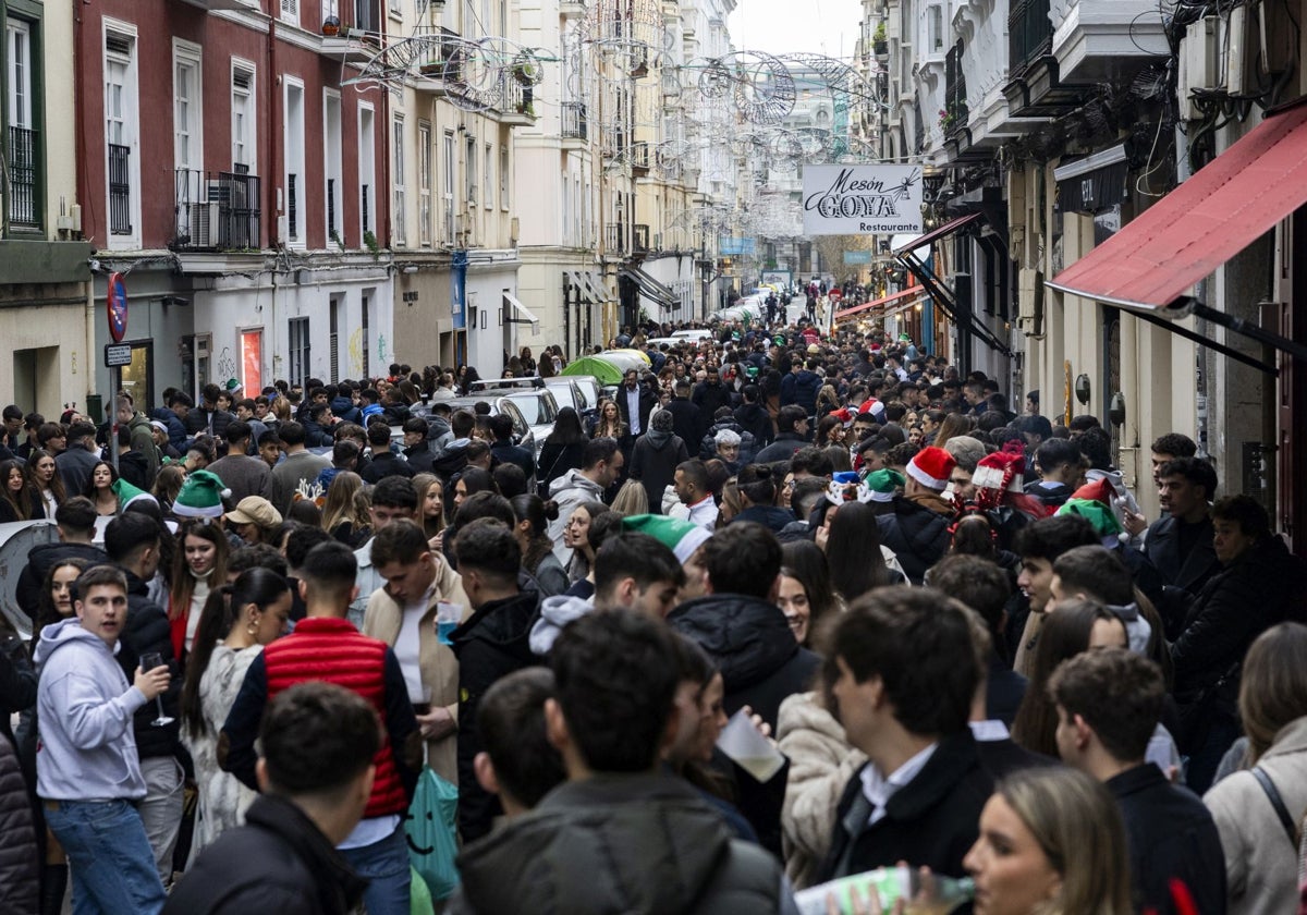 La calle Daoiz y Velarde fue una de las calles donde los jóvenes se juntaron para hacer botellón.