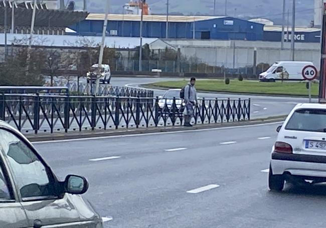 La parte final del tramo de valla instalada en la mediana, que termina ya casi en la rotonda de La Marga.