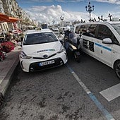 Taxis en la parada del Paseo de Pereda, en el centro de Santander.