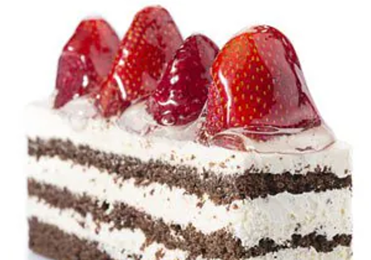 Tarta de chocolate y nata decorada con unas fresas.