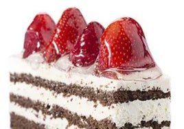 Tarta de chocolate y nata decorada con unas fresas.