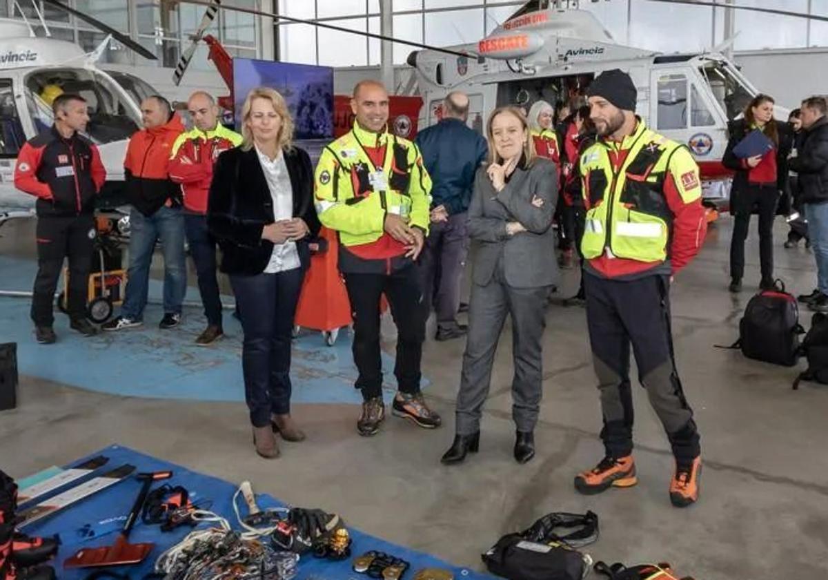 La consejera Isabel Urrutia, con traje gris, en un acto reciente.