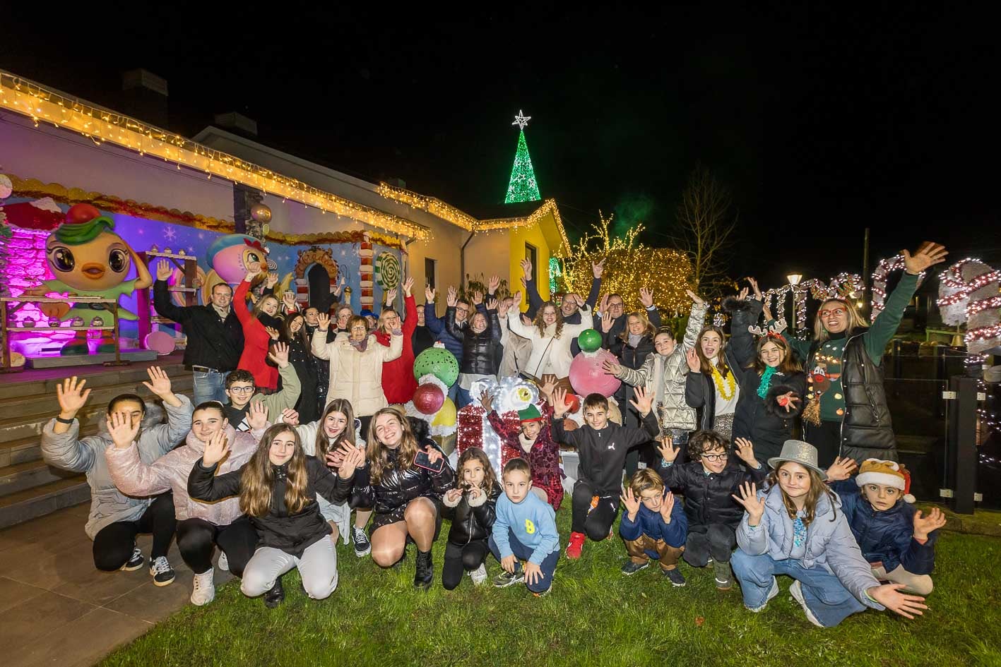 Los artífices de la iniciativa en el jardín de una de las viviendas decoradas de Navidad.