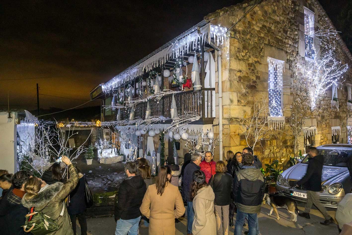 Una de las representaciones con renos y luz blanca. 