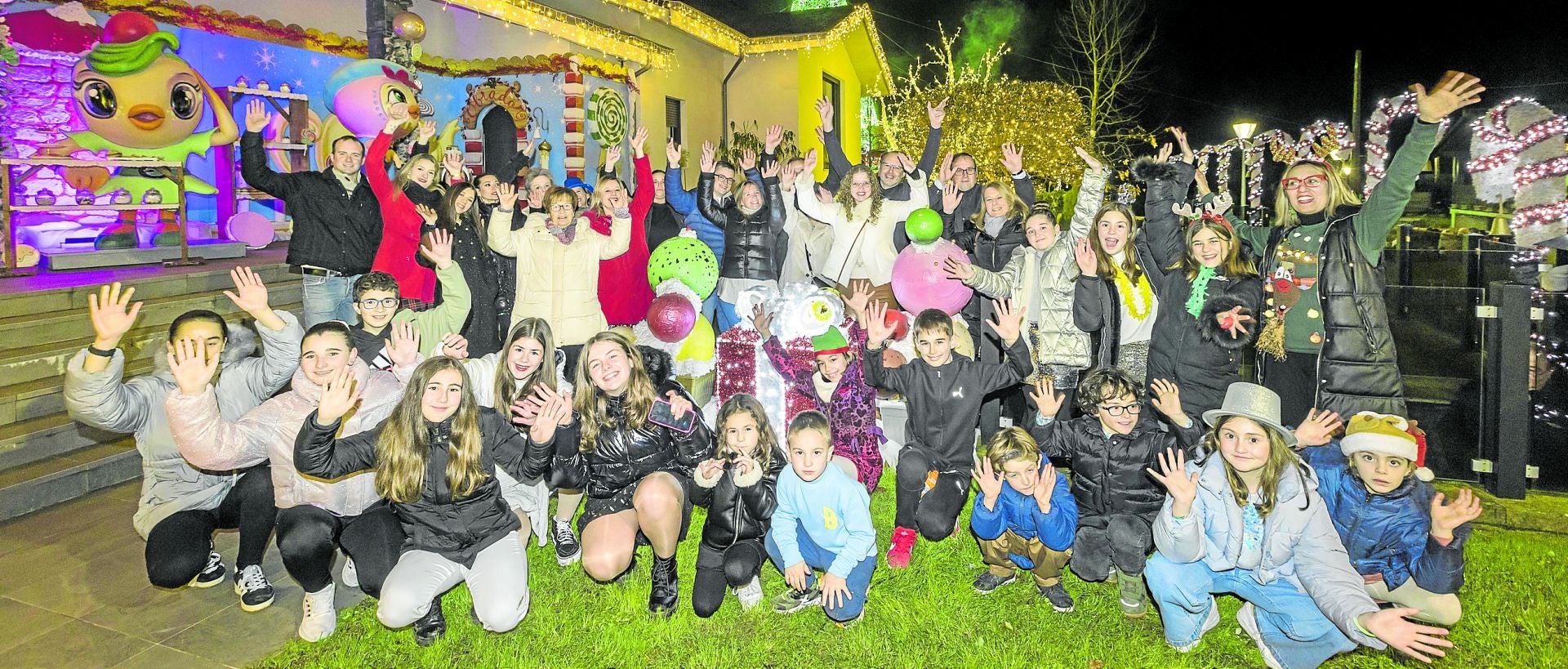 Los vecinos que han decorado sus casas en Quijano posan en el jardín de una de las viviendas más exitosas.