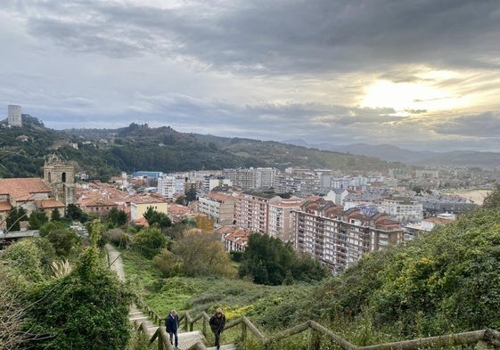 Vista panorámica de Laredo al atardeder, donde se divisa la Puebla Vieja, la parte más moderna de la ciudad y las playas.