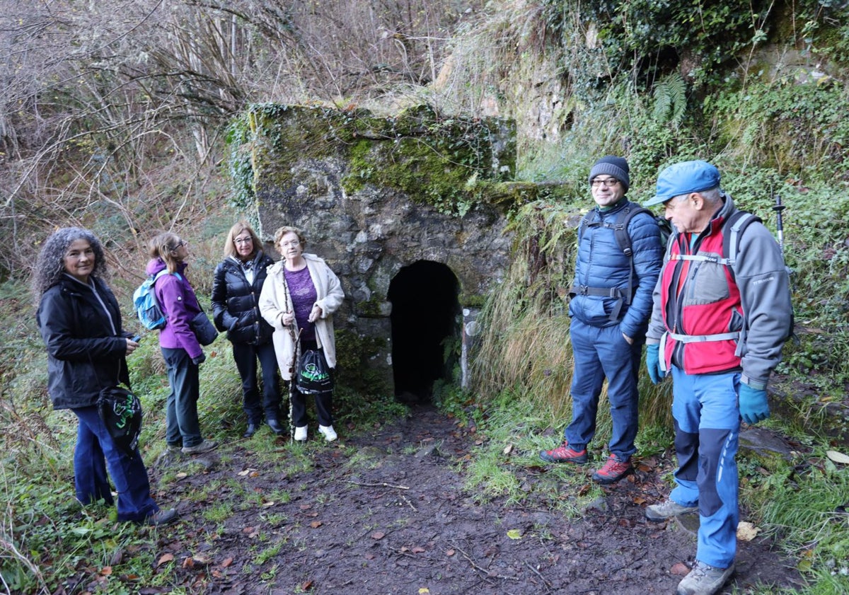 Imagen principal - Cueva Santa, la iglesia románica de Piasca, o la ruta por los pueblos de Pesaguero, fueron algunas de las opciones propuestas