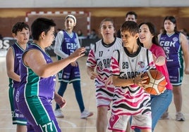 Cantbasket04 y Saski Penguins jugaron en el pabellón Uco Lastra el primer partido de baloncesto inclusivo.