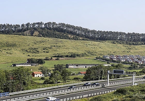 A la izquierda, la parcela en la que se ubicará el instituto.