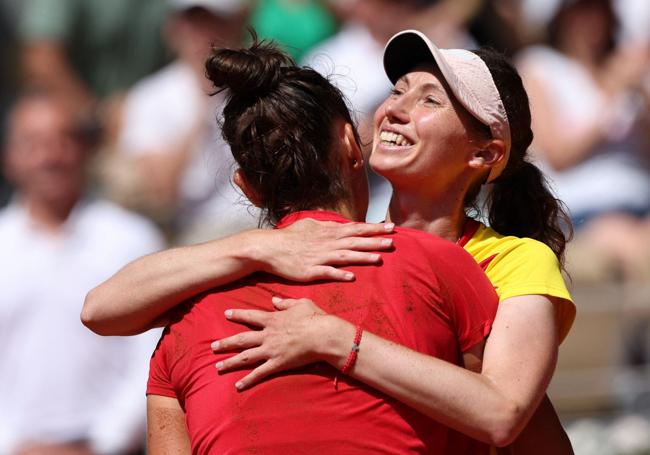 Bucsa, a la derecha, abraza eufórica a Sorribes tras lograr el bronce.