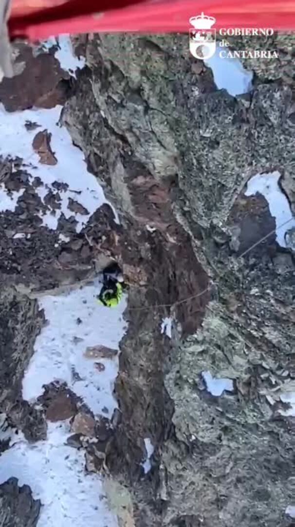 El helicóptero de Cantabria rescata a un senderista en la montaña palentina