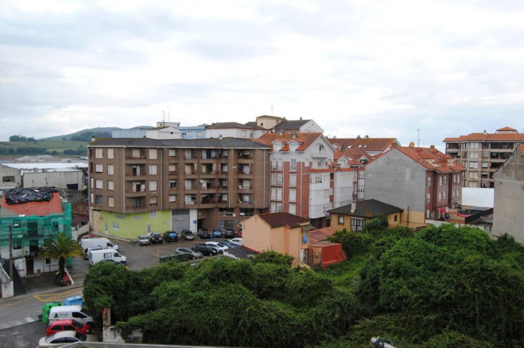 Parcela La Carrilla con las estructuras en ruina cubiertas de vegetación.