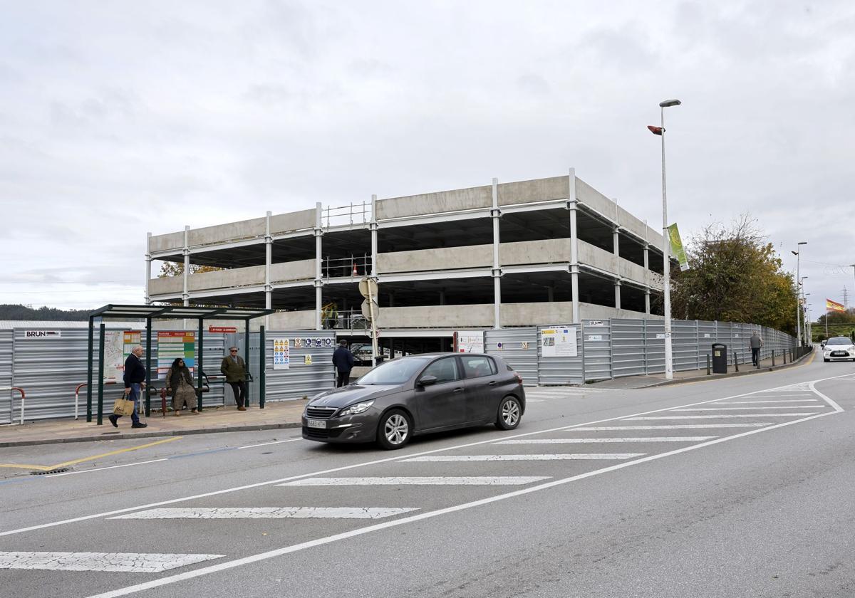 Un vehículo circula frente al aparcamiento de La Carmencita, en Torrelavega.