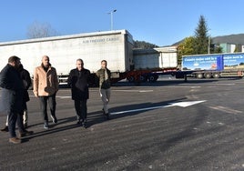 Roberto Media y julio Arranz recorriendo el nuevo aparcamiento del polígono.