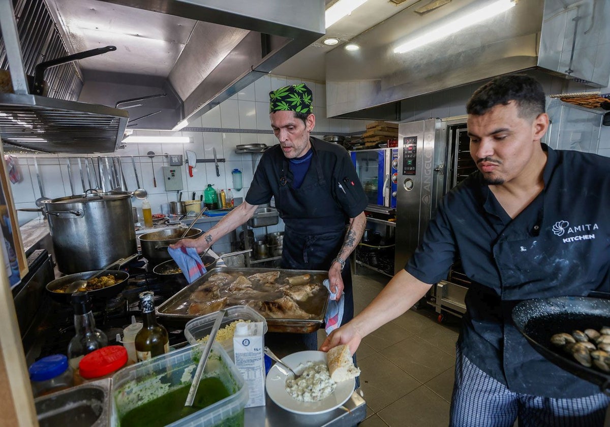 Los cocineros del Hotel El Muelle preparan los platos para el cotillón de Nochevieja.