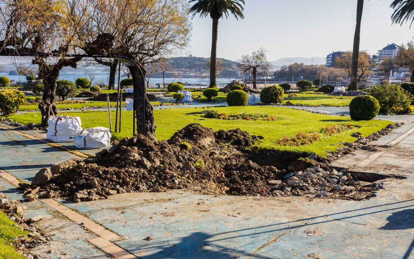 Su césped y su característico pavimento azul está levantado en varias áreas del parque .