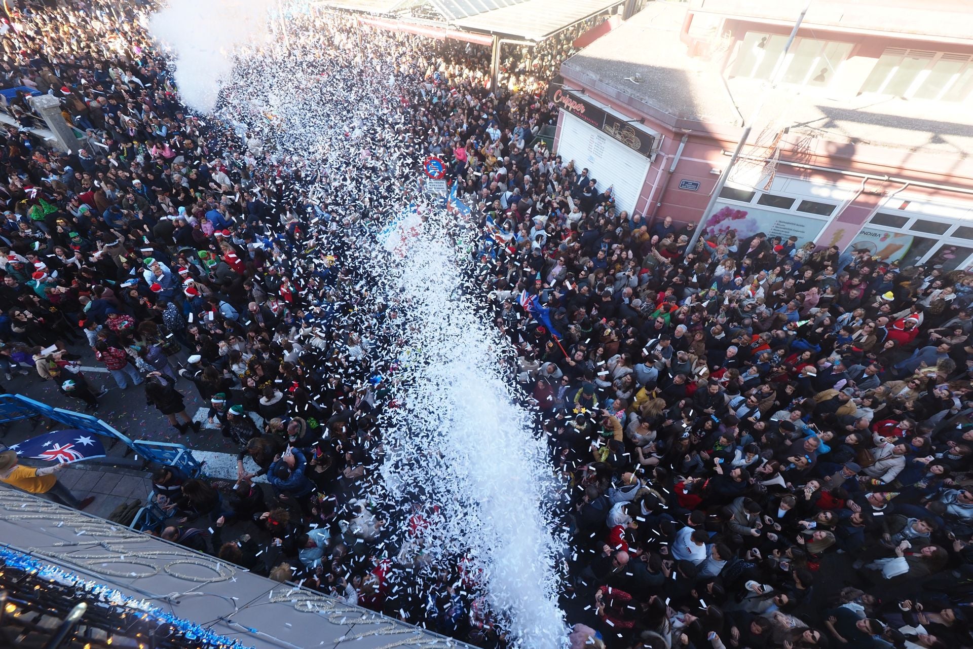 Estalla la fiesta. En El Astillero ha llegado el nuevo año doce horas antes.