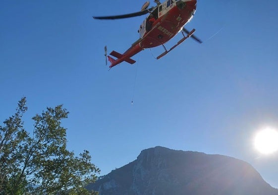 Helicóptero del Gobierno en la actuación en Ramales