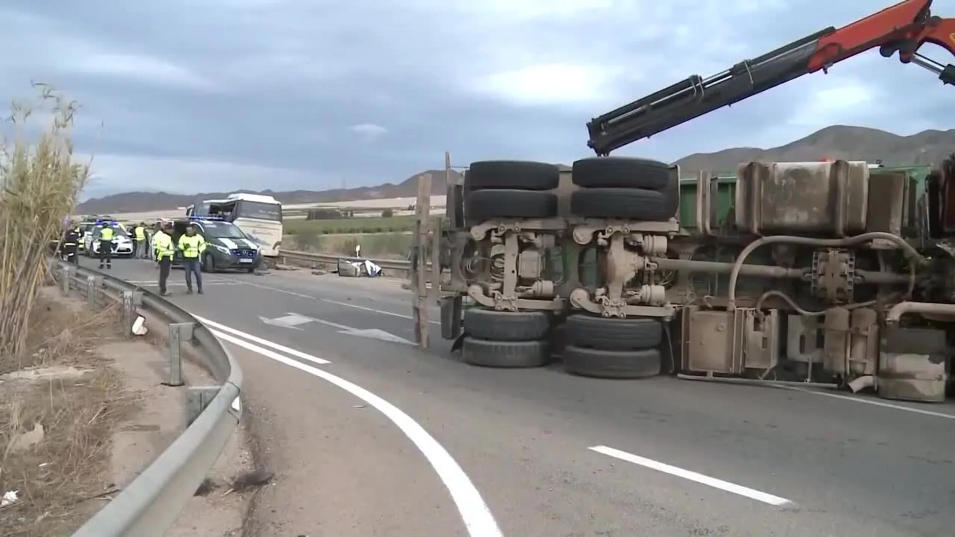 Una fallecida y 13 heridos al volcar un camión sobre un autobús de trabajadores en Lorca