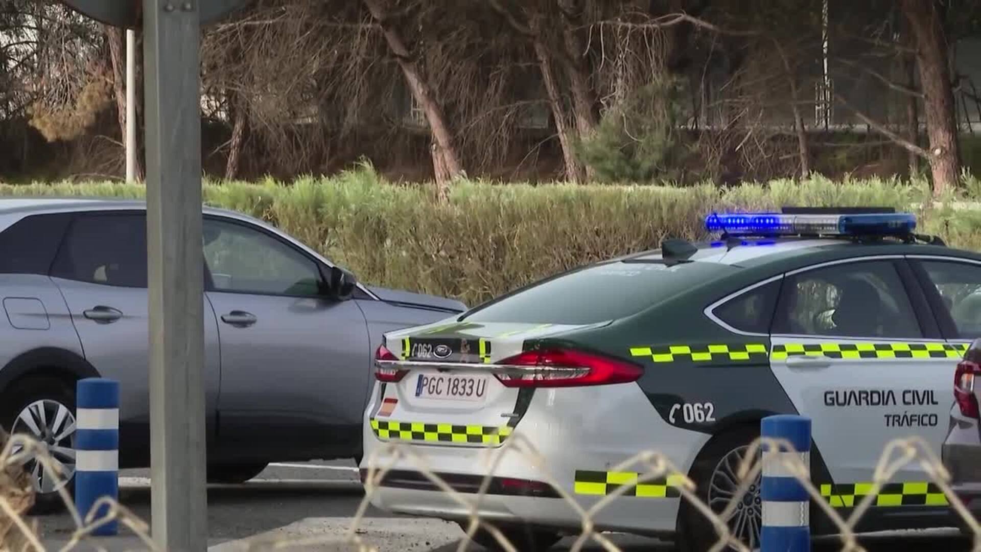 Seis fallecidos, dos de ellos guardias civiles, al arrollar un camión un control en la AP-4