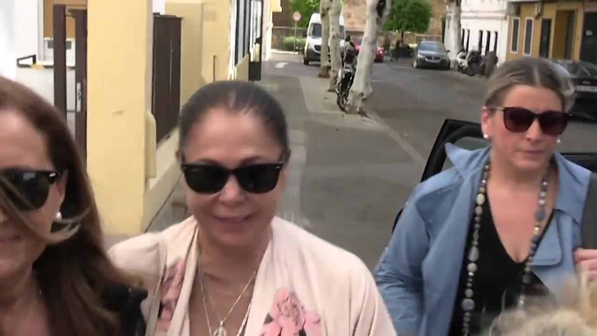 Isabel Pantoja reaparece en Córdoba, pletórica y acompañada por su amiga Mariló de la Rubia