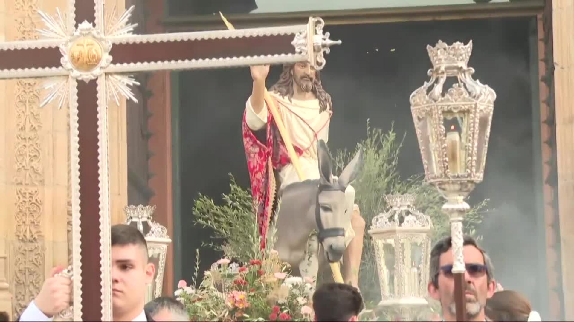 Multitud de alcalaínos acompañan la procesión de la Entrada Triunfal de Jesús en Jerusalén