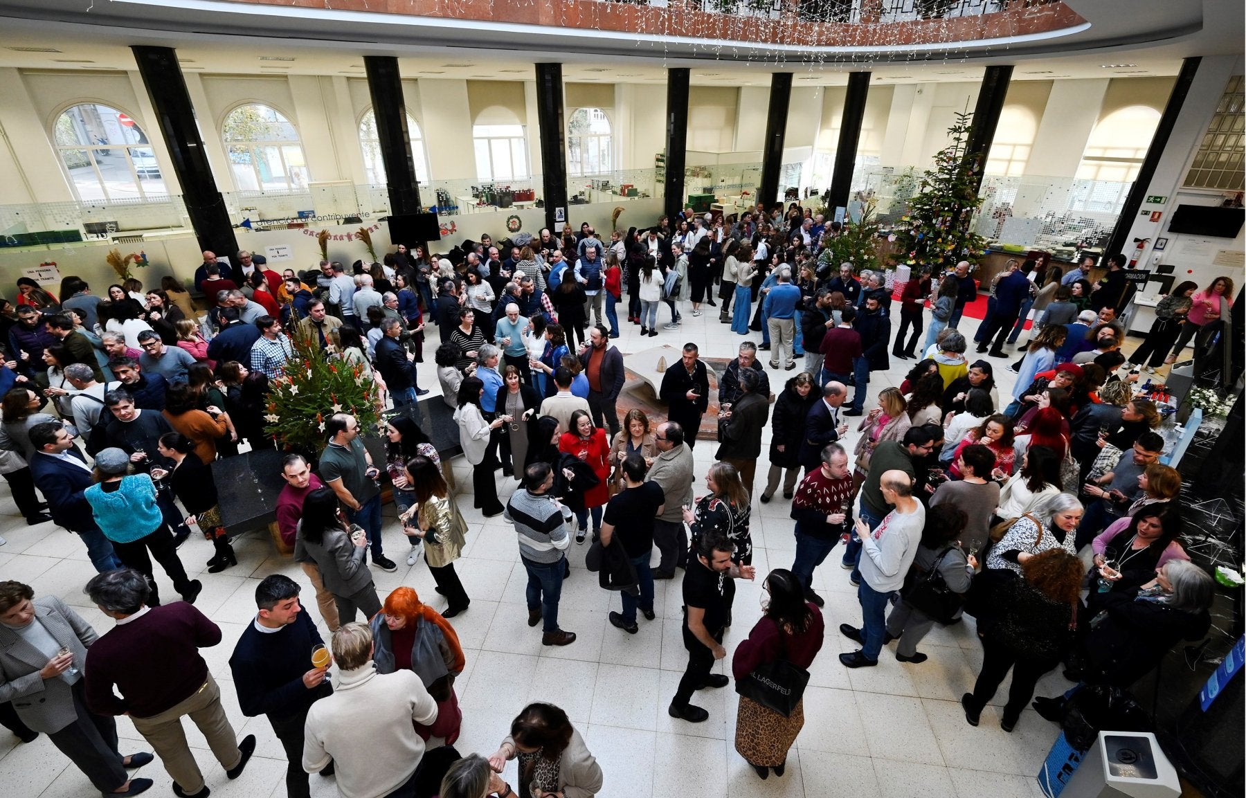 Empleados municipales en el tradicional brindis que se celebra al finalizar el año.