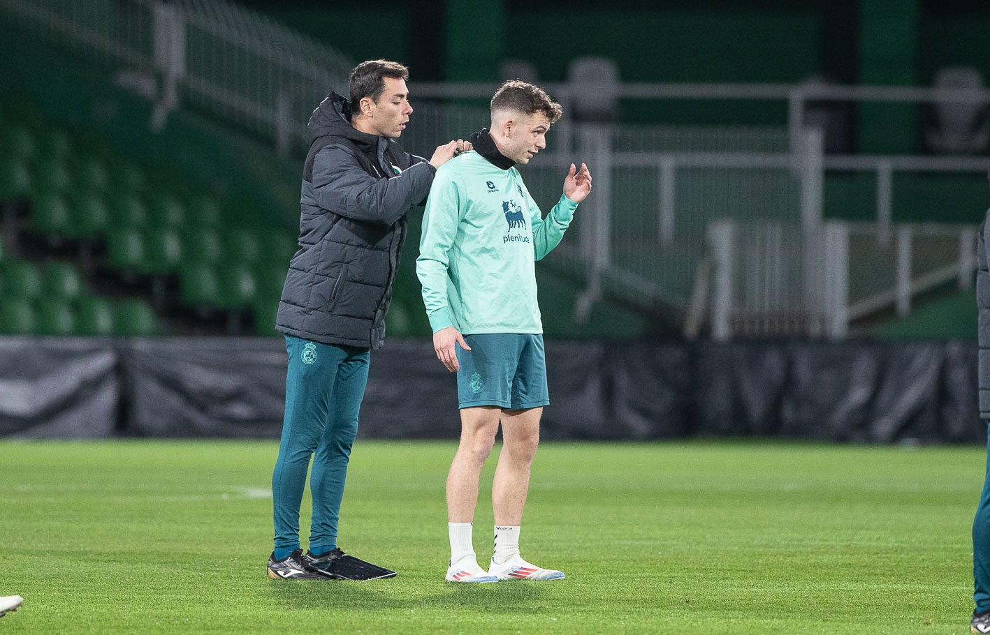 Íñigo Vicente, junto a uno de los preparadores físicos, Dani Salvador.
