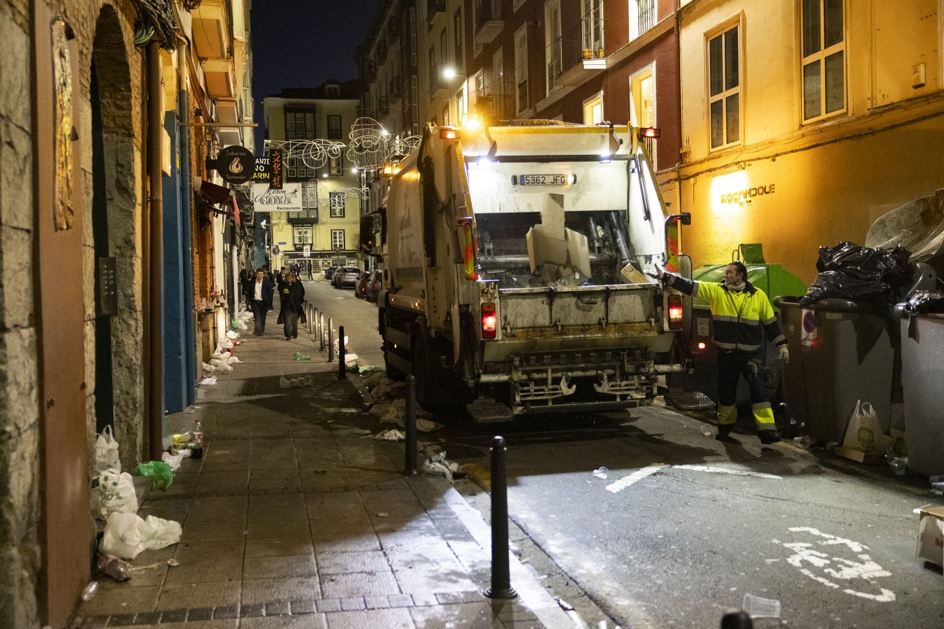 Como cada Año Nuevo, los operarios de la recogida de residuos coinciden con los celebrantes de la Nochevieja. En este caso, en la calle Daoiz y Velarde