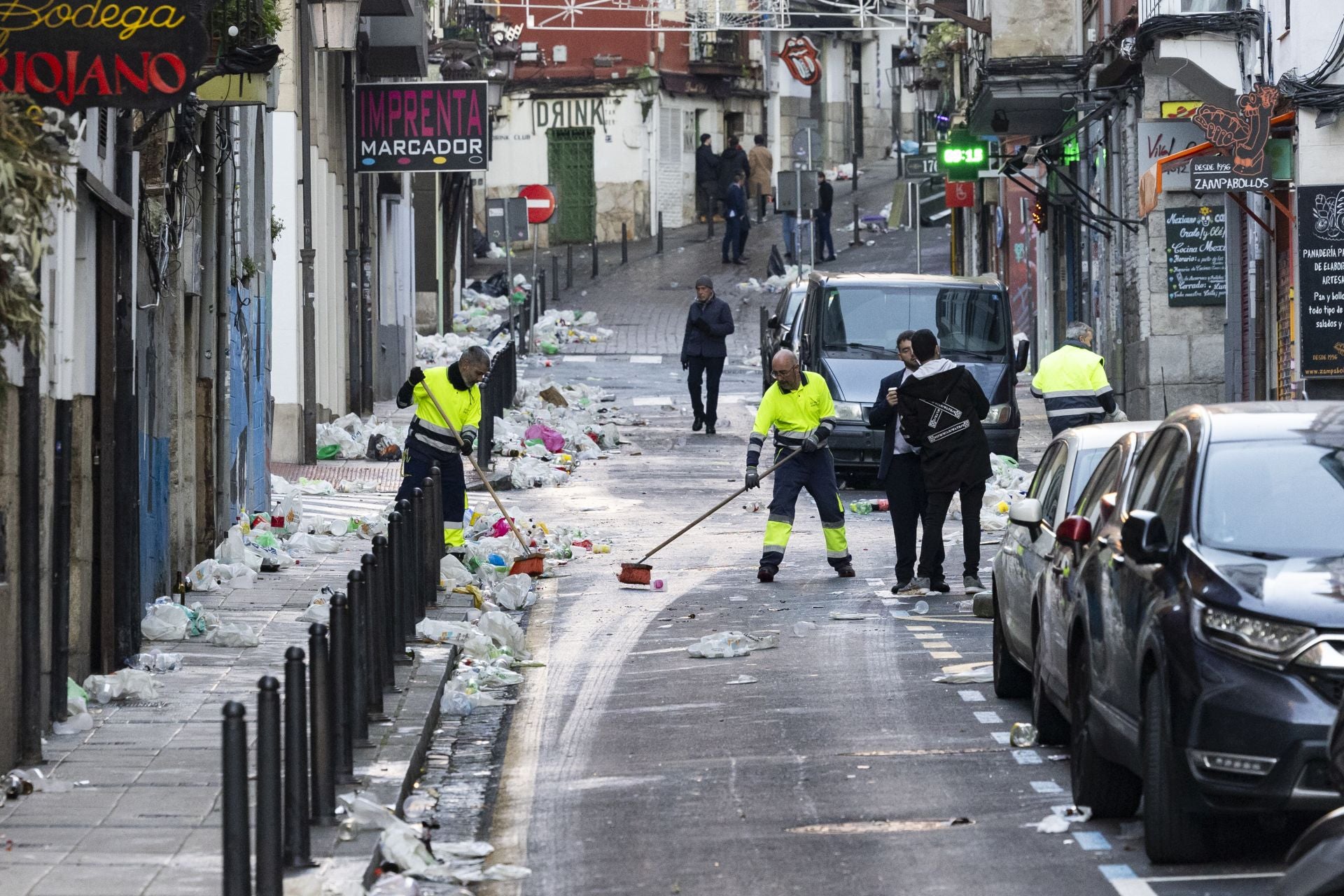 Estampas que se repiten cada año: los primeros paseantes han de sortear los restos de la juerga nocturna