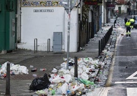 El centro de Santander se despierta en un mar de plásticos en Año Nuevo