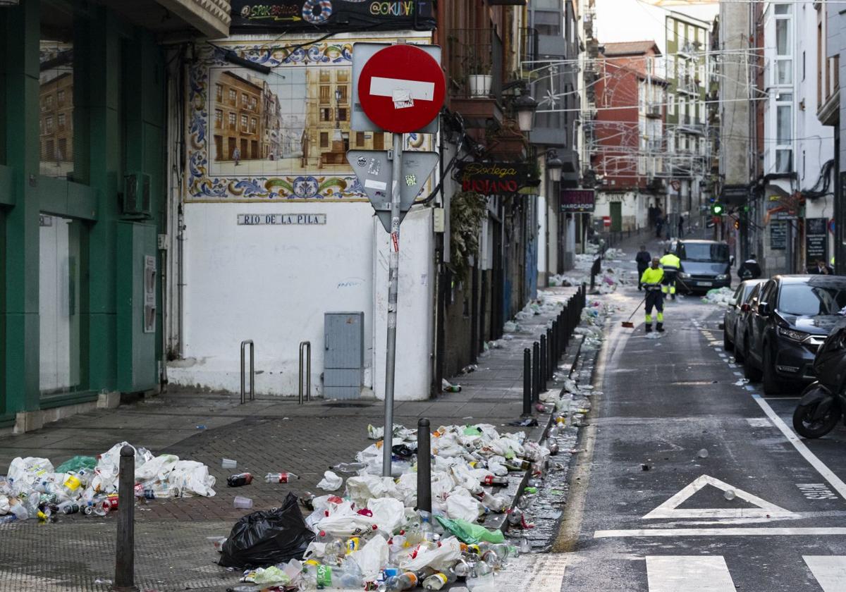 El centro de Santander se despierta en un mar de plásticos en Año Nuevo