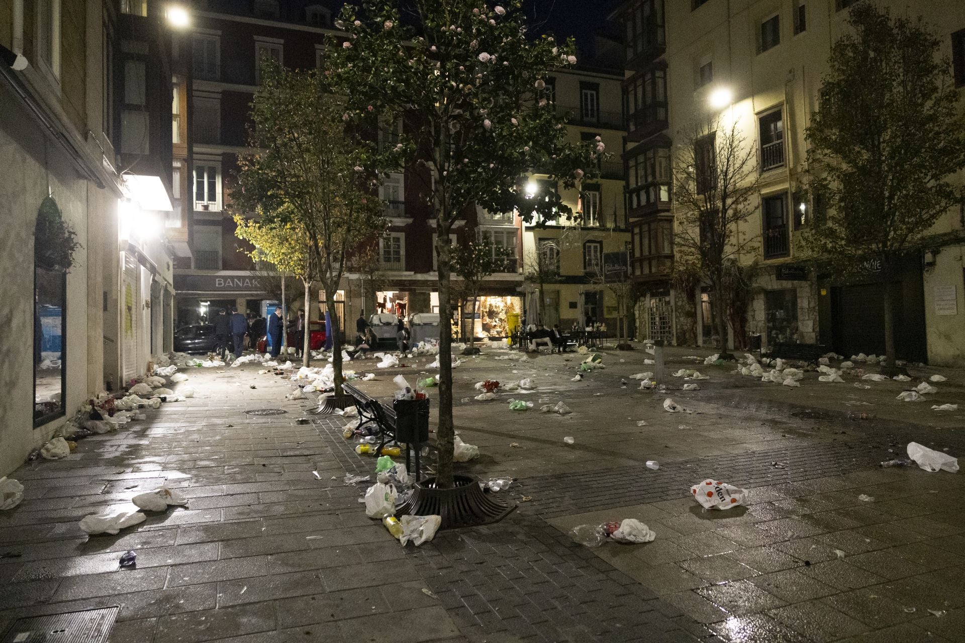 Así de adornada ha amanecido la Plaza del Cuadro