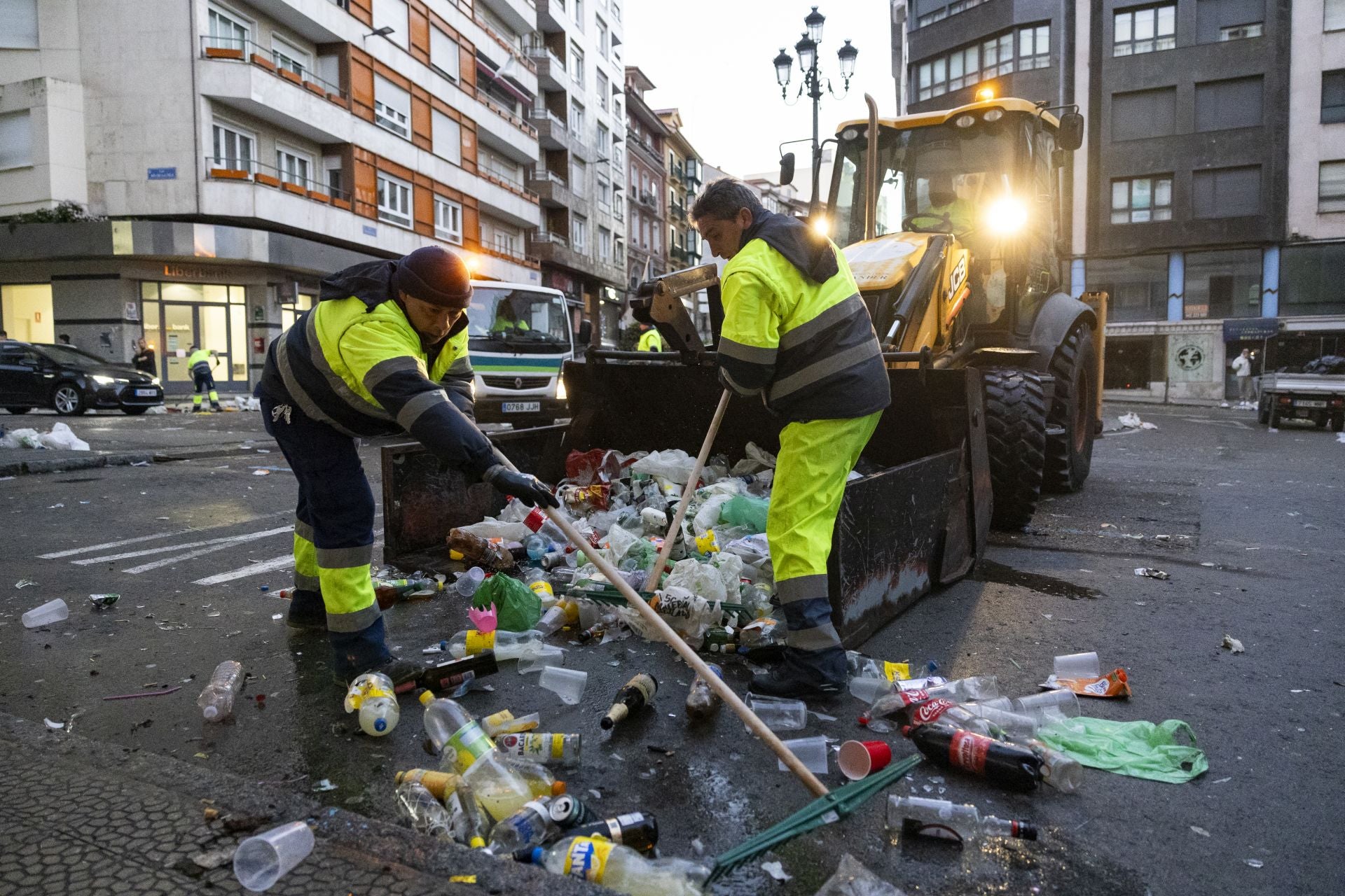 Las brigadas de limpiadores se han tenido que emplear a fondo contra botellas y bolsas