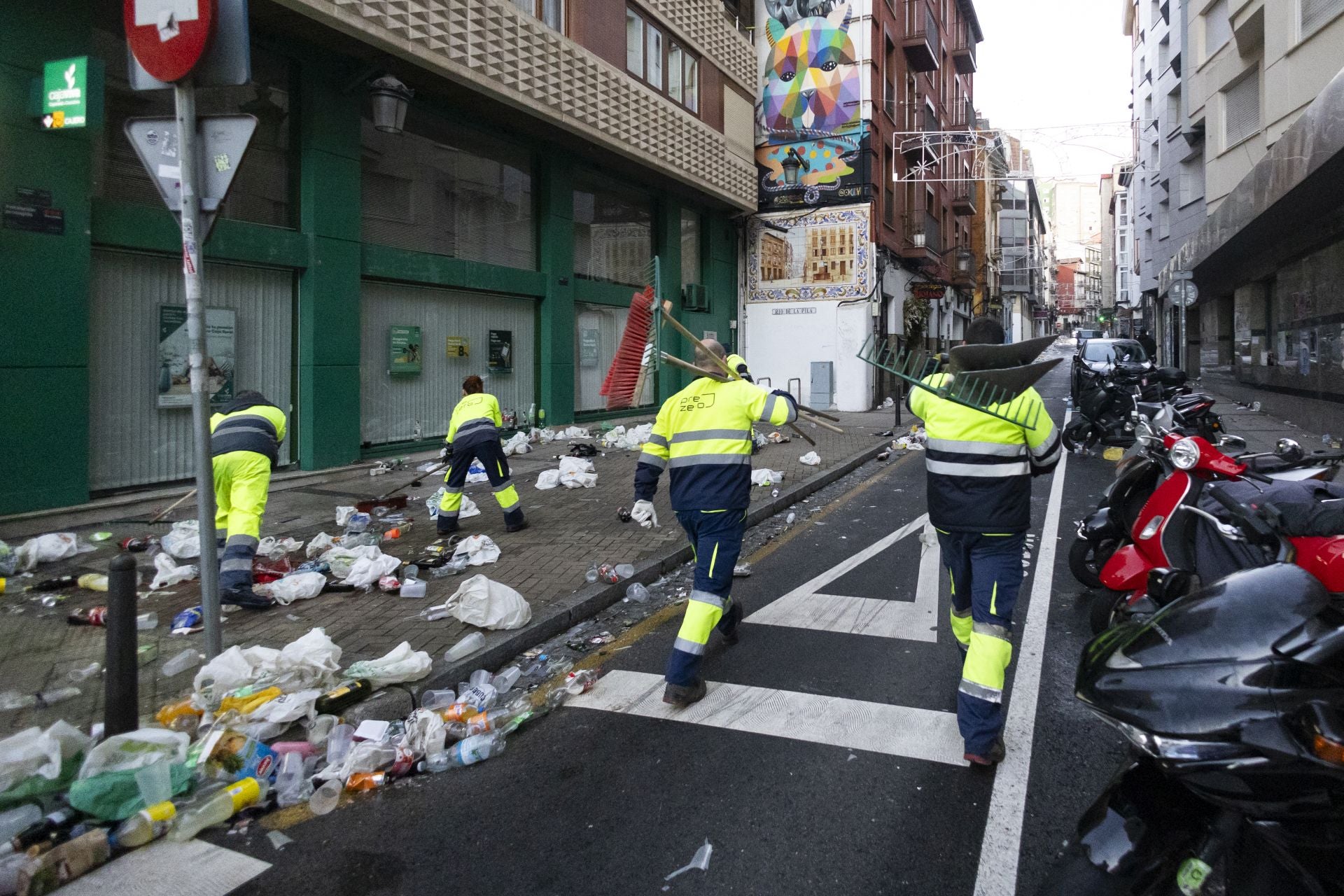 Los empleados de Prezero, en plena faena esta mañana de Año Nuevo